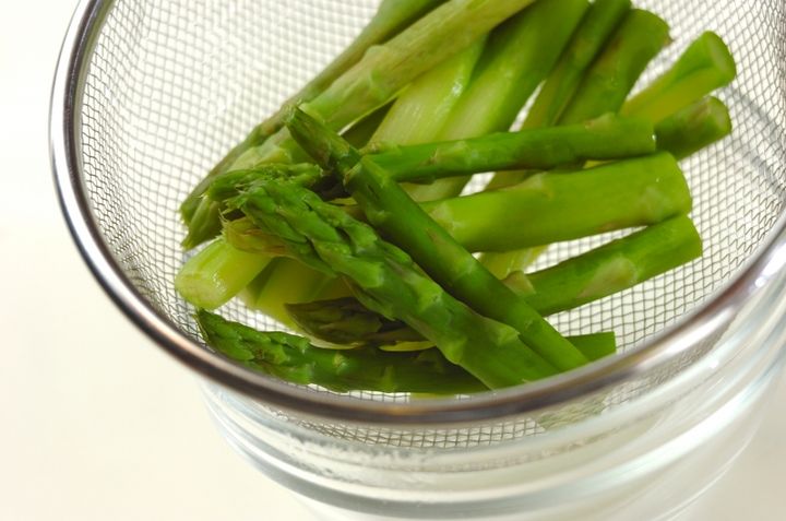 アスパラのチーズ焼きの下準備1