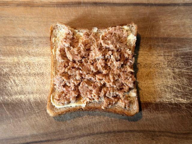 パンの上にツナマヨを載せる