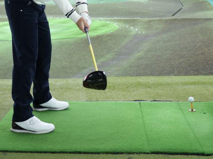「グリップエンドをヘソに向ける」と狙った方向に打てる！人気コーチが解説
