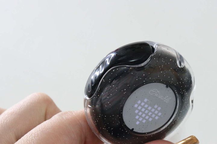 完全ワイヤレスイヤホン（ TWS008、クリア×ブラック） イヤホン収納