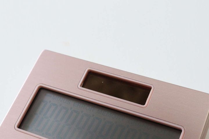 ダイソーのアルミ電卓（ピンク、ゴールドカラー）のソーラー部分