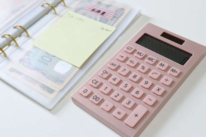 ダイソーのおすすめアルミ電卓（ピンク、ゴールドカラー）