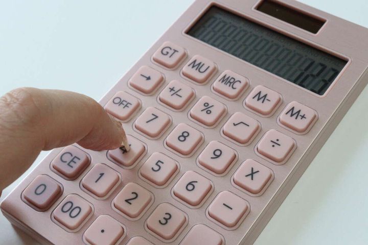 ダイソーの使いやすいアルミ電卓（ピンク、ゴールドカラー）