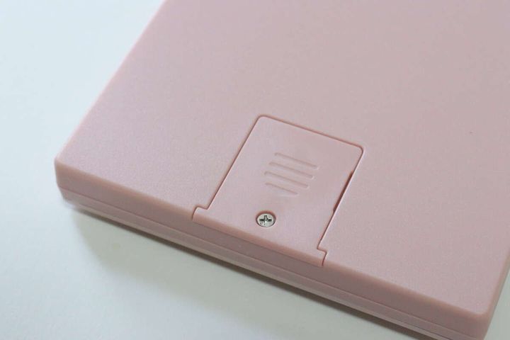 ダイソーのアルミ電卓（ピンク、ゴールドカラー）の裏面