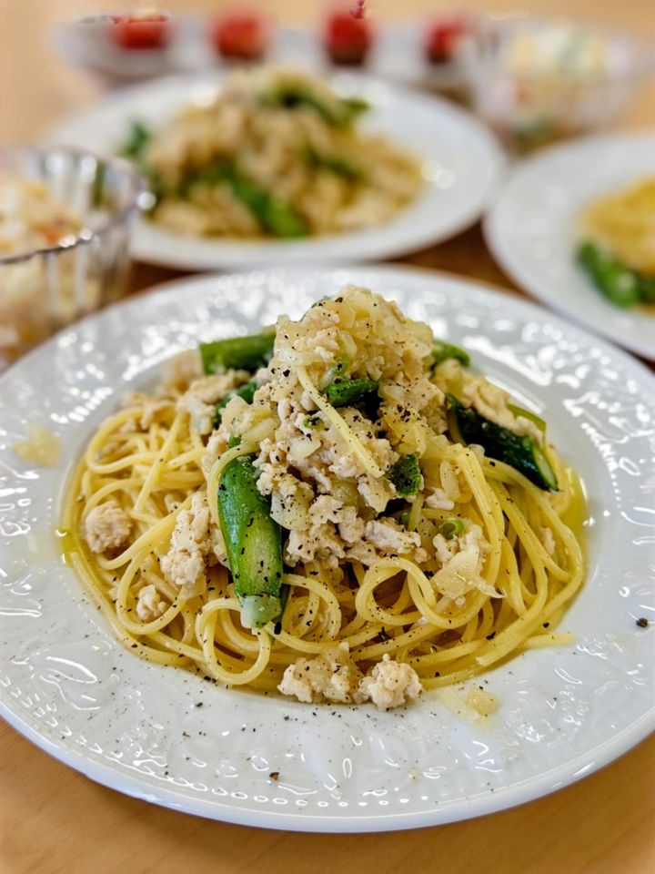鶏ひき肉とアスパラガスの春色パスタ
