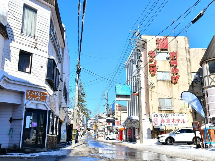 新潟県妙高市の霊峰・妙高山の麓に位置する赤倉温泉は、江戸時代から続く200年以上の歴史を持つ名湯です。妙高山から引湯された天然温泉は「美肌の湯」や「傷の湯」として名高く、日本屈指の積雪量を誇るスキーリゾート地として、国内外から多くの観光客が訪れる人気スポットです。