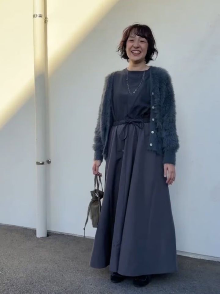 品よく甘めなグレーのパフスリーブワンピ