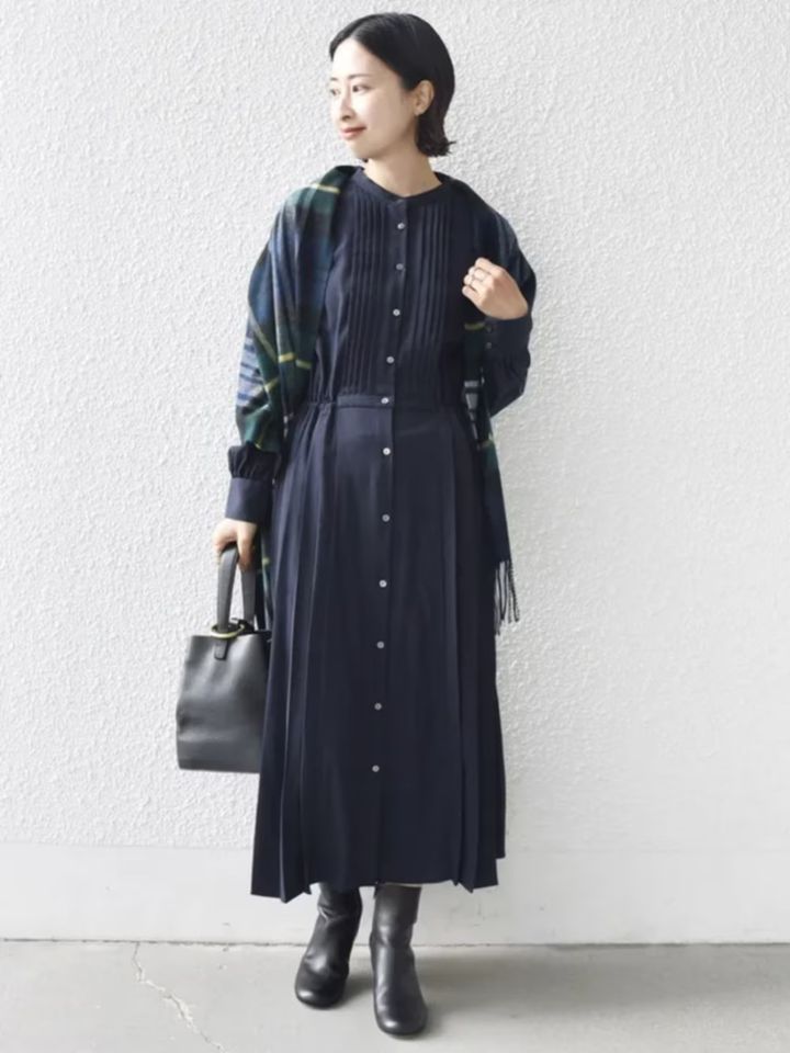 ウエストを絞ったバンドカラーワンピで細見え