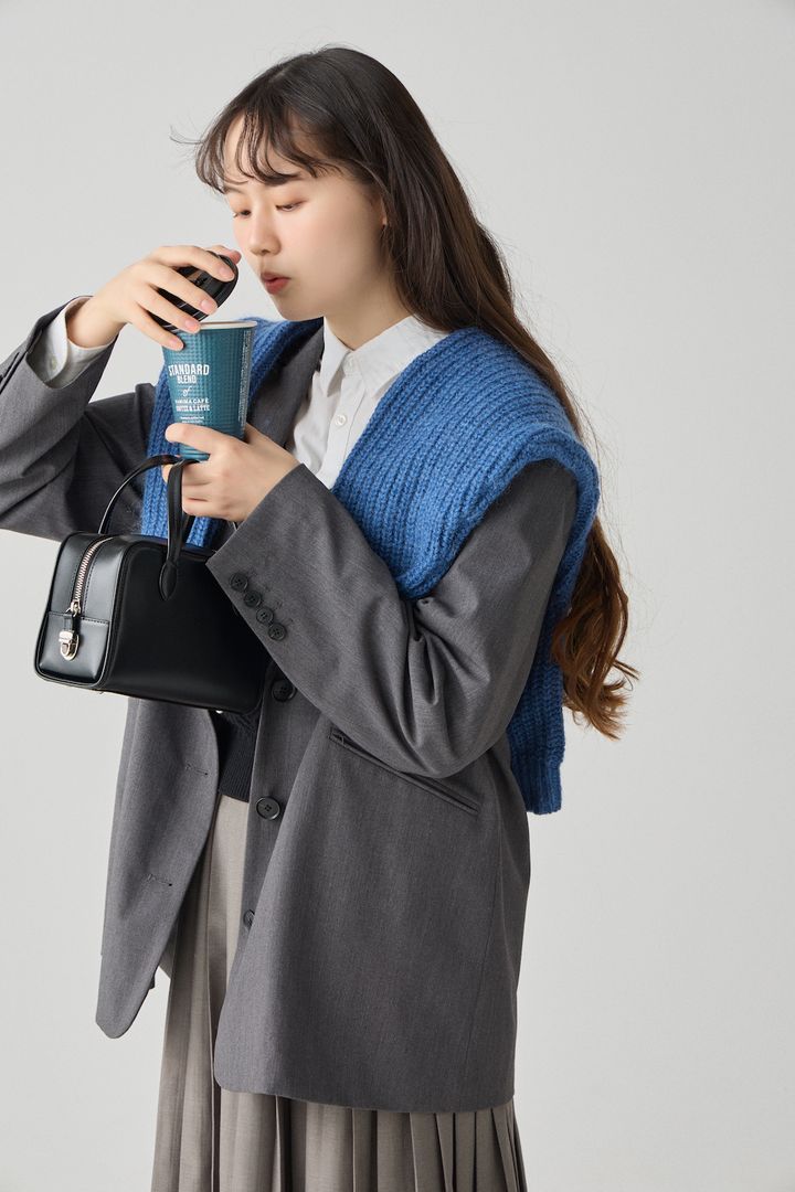 春のジャケットスタイルが品よく華やぐ！くすみブルーの肩がけテク【FUDGE FRIEND おしゃれさんの毎日コーディネート vol.663｜うさみ】