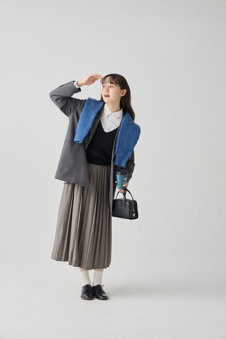 春のジャケットスタイルが品よく華やぐ！くすみブルーの肩がけテク【FUDGE FRIEND おしゃれさんの毎日コーディネート vol.663｜うさみ】