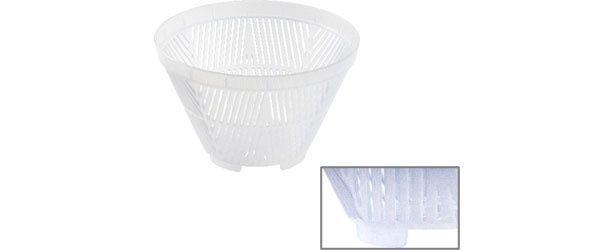 中のザルには細かい斜めスリットが入っていて、千切りキャベツはもちろん、お米研ぎにも使えるんです。しかも脚付きだから、シンクに置いても直接底が触れず衛生的。