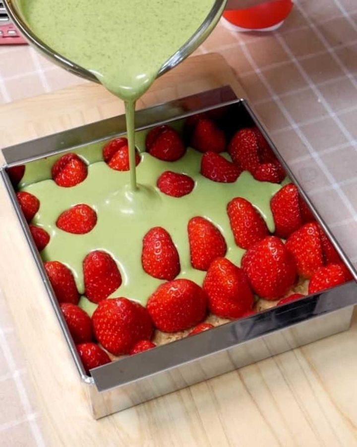 「いちごと抹茶チョコレートのスクエアケーキ」レシピ