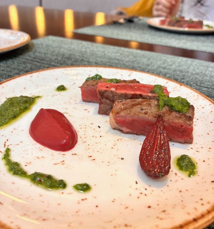 オーストラリア産のサーロインステーキに、ビーツのピューレとチミチュリソースを添えて
