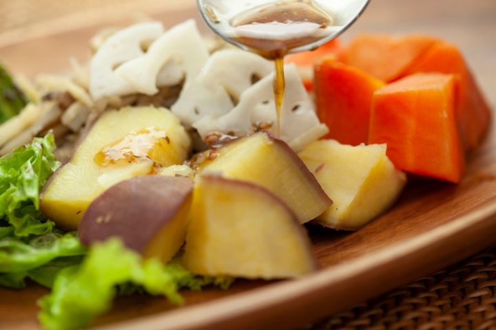 蒸し野菜 温野菜のサラダにドレッシングをかけるシーン