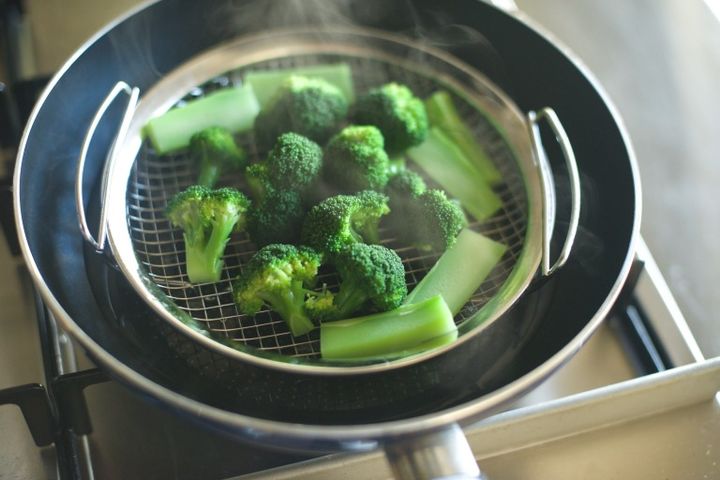 ブロッコリーが蒸しあがったところ 蒸し野菜 ステンレス蒸し器とフライパン