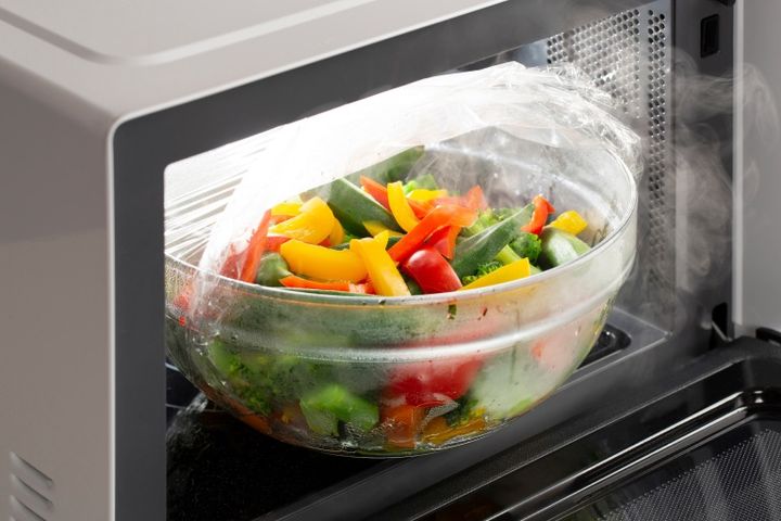 レンジを使った温野菜の調理シーン 蒸し野菜 温野菜のサラダ 