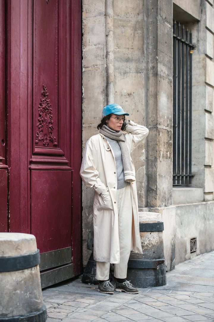 トップスはユニクロ！ ブルーのキャップを差し色にしたメリハリのあるコーデ