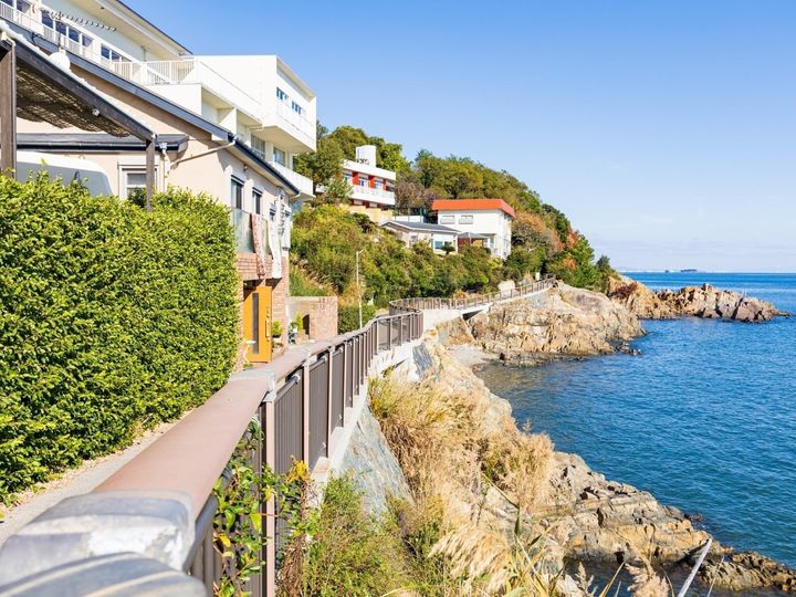 兵庫県赤穂市に位置する赤穂温泉は、瀬戸内海の絶景を一望できる「よみがえりの湯」として親しまれている温泉地です。赤穂義士ゆかりの歴史スポットや冬の味覚である牡蠣など、観光とグルメを同時に楽しめる開放感あふれるエリアです。