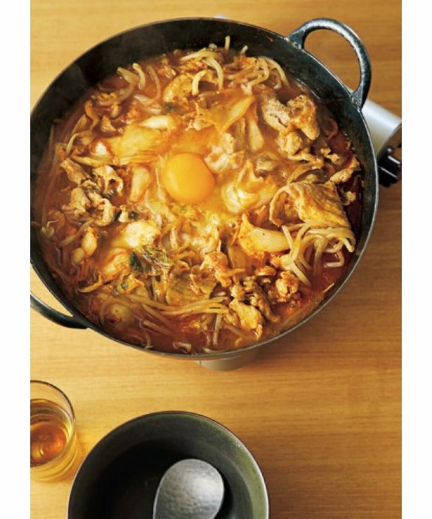 もやしと豚こまのキムチ鍋（料理・上島亜紀、撮影・鈴木泰介） （C）レタスクラブ編集部