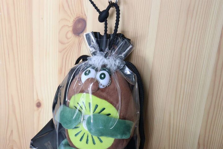 セリアのぬいぐるみ巾着バッグは付属のシリコーンバンドで吊り下げられる