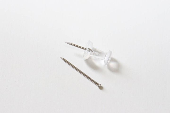 ダイソーの壁面に取り付けできるネジ型ピンと一般的な押しピンの太さを比較