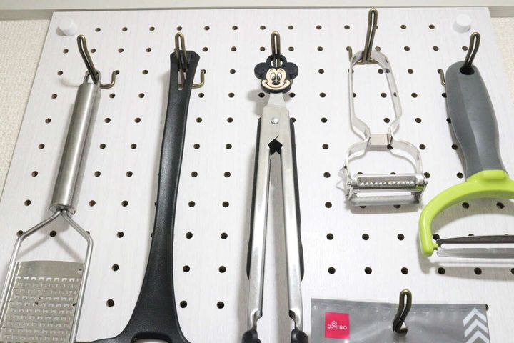 ダイソーの壁面に取り付けできるネジ型ピンを使って有孔ボードにキッチングッズをディスプレイした様子