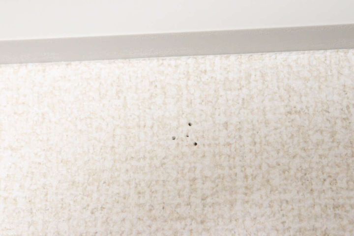 ダイソーの壁面に取り付けできるネジ型ピンのトゲの跡