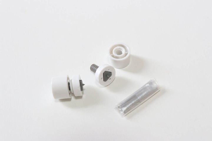 ダイソーの壁面に取り付けできるネジ型ピンのセット内容