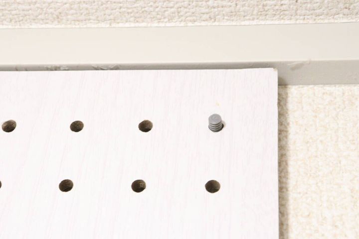 ダイソーの壁面に取り付けできるネジ型ピンの使い方2