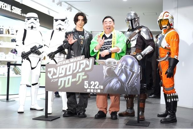 フォトセッションの様子。ショップオープン待機中のファンに声をかける場面も