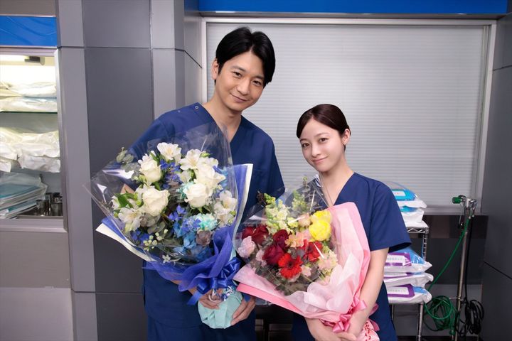 ドラマ『ヤンドク！』のクランクアップを迎えた（左から）向井理、橋本環奈 （C）フジテレビ width=