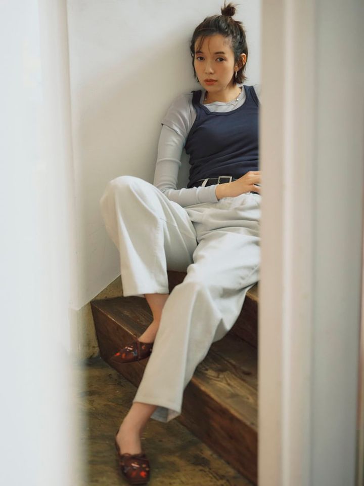 クリーンなムードを保ちつつも、ニュアンスたっぷりのライトグレーが大人カジュアルになじむ。デニムパンツ￥17,600（アンヌーク／アンヌーク 新宿ルミネ2店） レイヤードトップス￥31,900（アンスクリア／RHC ロンハーマン） ネックレス￥39,600（ハルポ／ロンハーマン） カフリング￥24,200（フミエタナカ／ドール） ベルト￥12,980（オブラダ／シンチ） ピアス￥3,960（ミミサンジュウサン／サンポークリエイト） シューズ￥38,500（ピッピシック／ベイジュ）