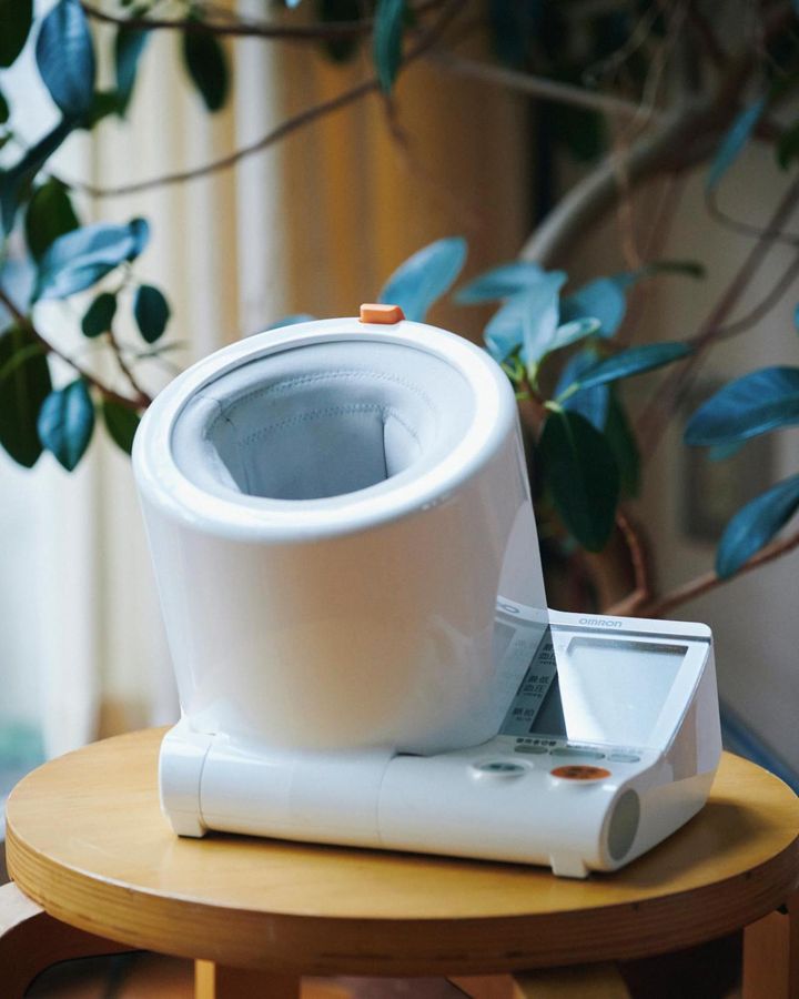 健康管理は大切！……ということで、毎朝、お世話になっている血圧計。