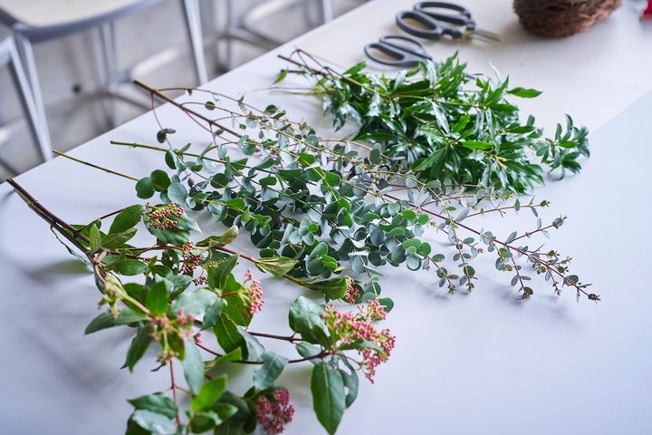 グリーンとして使用した花材。左から、ビバーナム、ユーカリ（バロンフルール）、グニユーカリ、アセビ