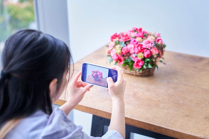 スマホで完成品を撮影する中條さん