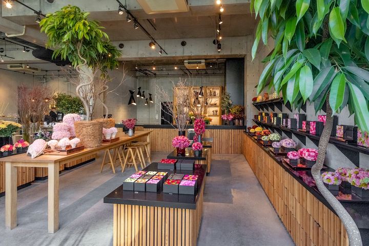 写真は1階のショップエリア。カフェも併設。フラワーレッスンは2階で行われる （写真提供：Nicolai Bergmann）