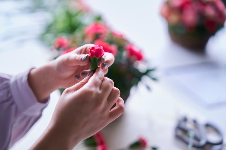 カーネーションは比較的強い花。指でやさしく広げるのもレッスンならではの学び