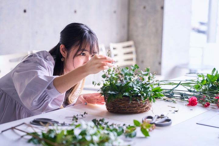 フラワーアレンジメントを制作している中條さん