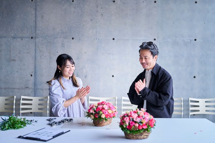 完成したフラワーアレンジメント前に西垣さんから講評をいただく中條さん