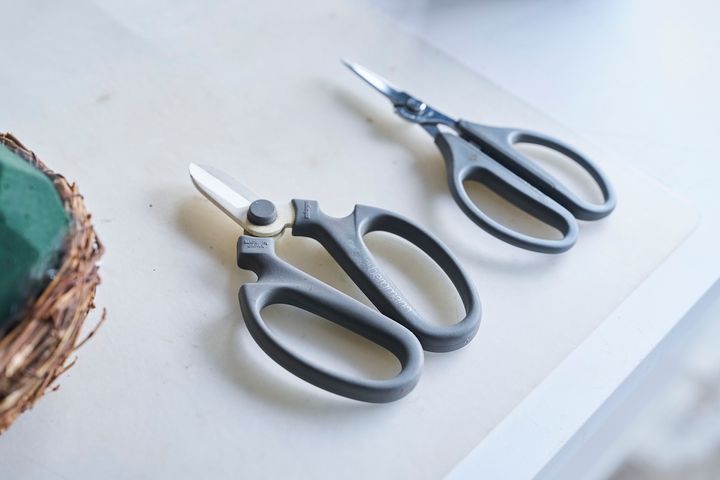 今回のレッスンでは2種のハサミを用意。太い枝を切るものと、細い茎を切るもの。使いやすいほうを使ってOK