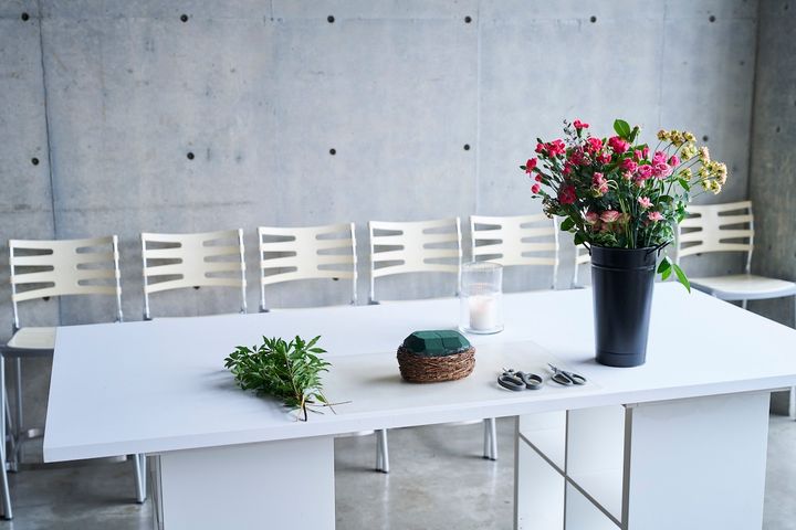 花材と道具が並ぶテーブル