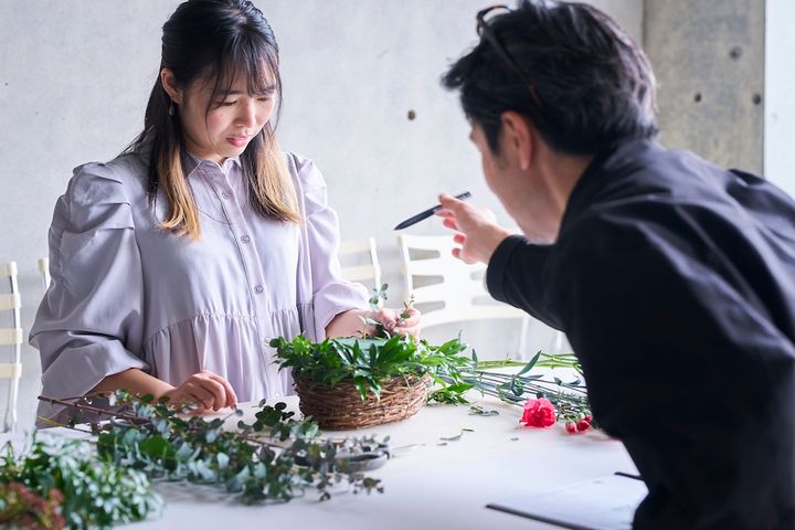  オアシスの中心を指しながら「メカニカル・フォーカル・ポイント」について説明する西垣さんと、それを聞く中條さん