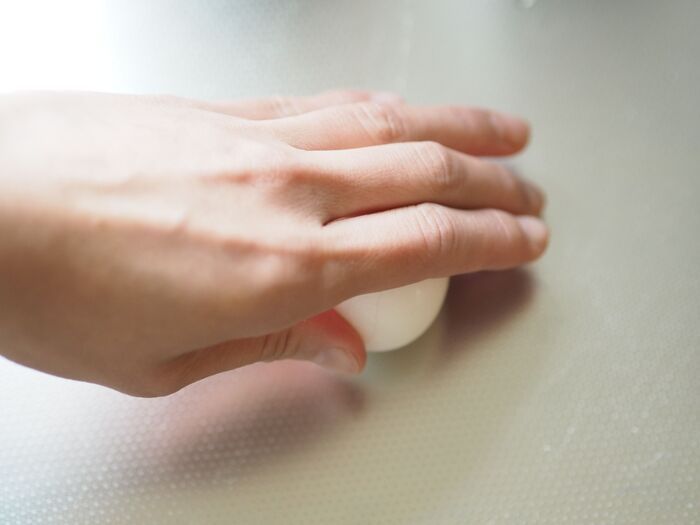 ②少し高い位置からゆで卵を落とし、その後手で転がす