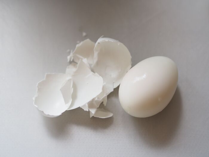 『ゆで卵の殻むき』いちばんラクにできるのはどれ？〈3つの方法〉を試してみた！