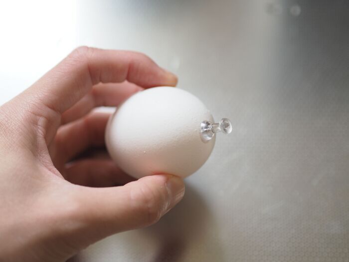 ①殻に画鋲を刺してから茹でる
