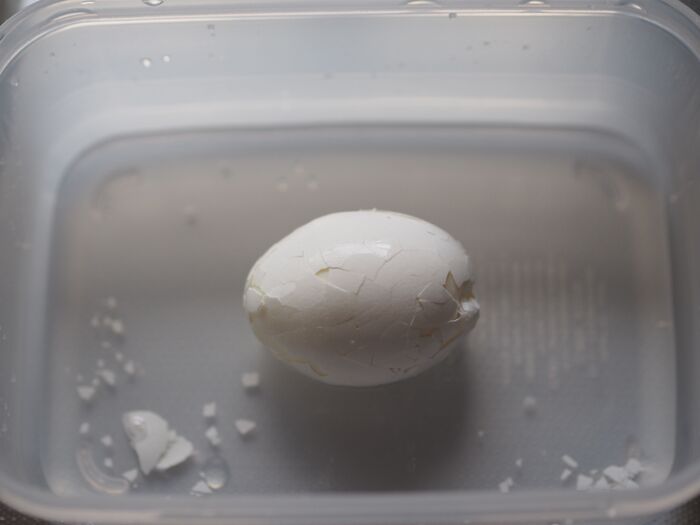 『ゆで卵の殻むき』いちばんラクにできるのはどれ？〈3つの方法〉を試してみた！