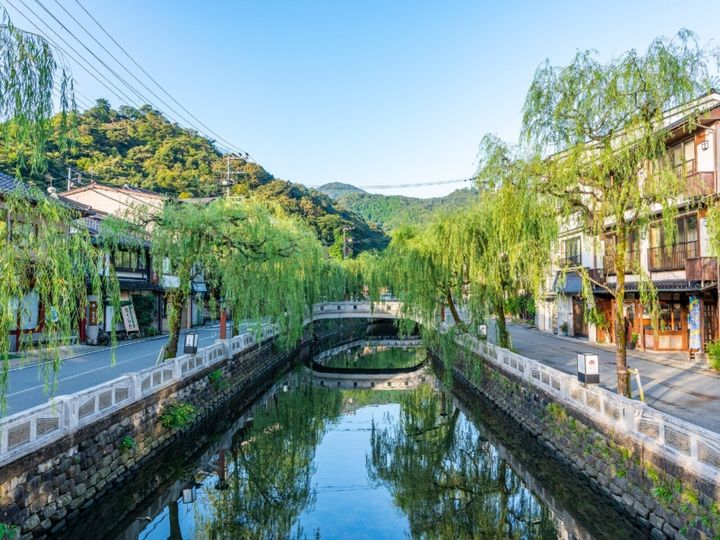 All About ニュース編集部が全国250人を対象に実施した「温泉に関するアンケート」の調査結果から、日本百名湯の中で、好き＆行ってみたい「近畿地方の温泉」ランキングを発表！ 2位「城崎温泉」を抑えた1位は？