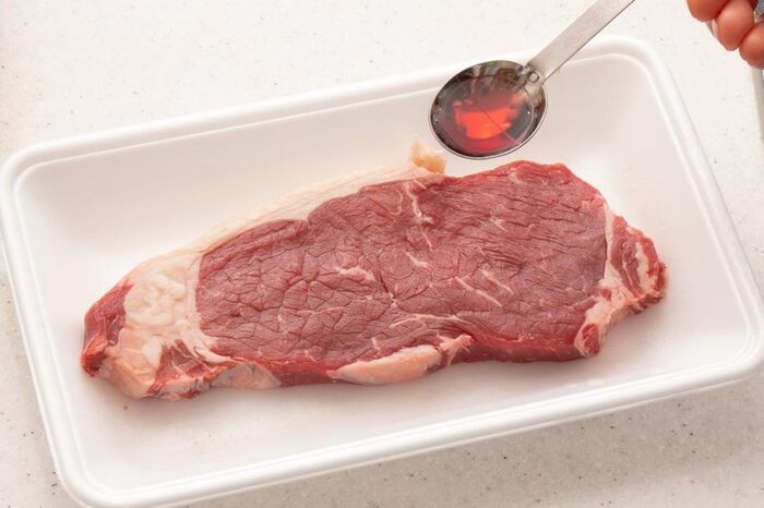 パスタ世界一シェフが教える「小さじ2杯かけるだけで、安い肉が熟成肉の味わいになる裏ワザ」がすごい！