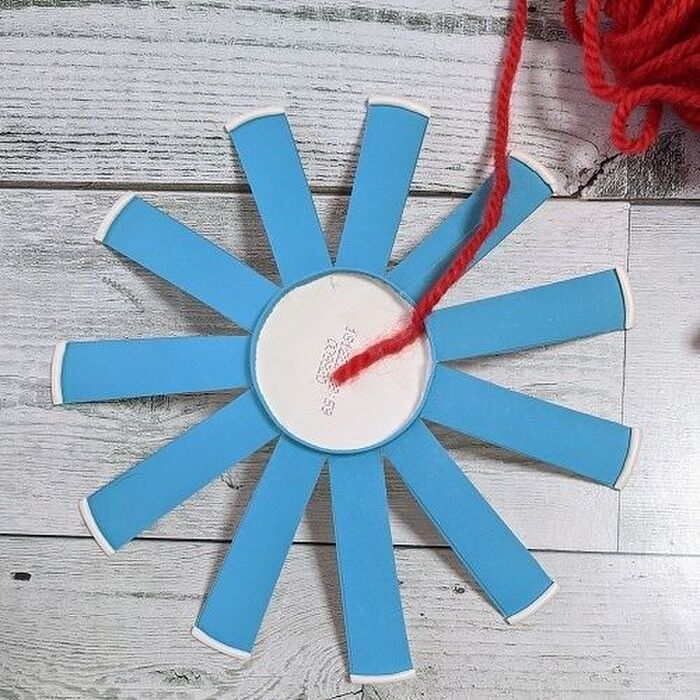 カップ底に毛糸をテープでとめてから編み始める