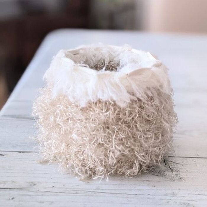 紙コップを毛糸で編むだけで…かわいい『小物入れ』ができちゃった！【簡単ハンドメイド】